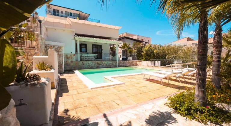 Villa with pool — photo 4