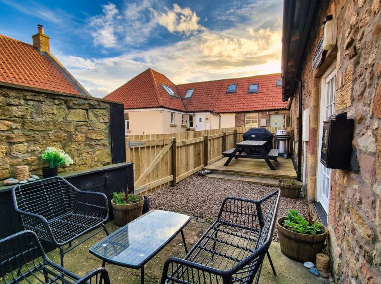 Bamburgh - Sleeps 8 - 3 Bedrooms 2 Bathrooms - Secure Garden - Dogs Stay Free - Stunning Beach Walks & Views - Log Fire - Outdoor Eating & Parking — photo 5