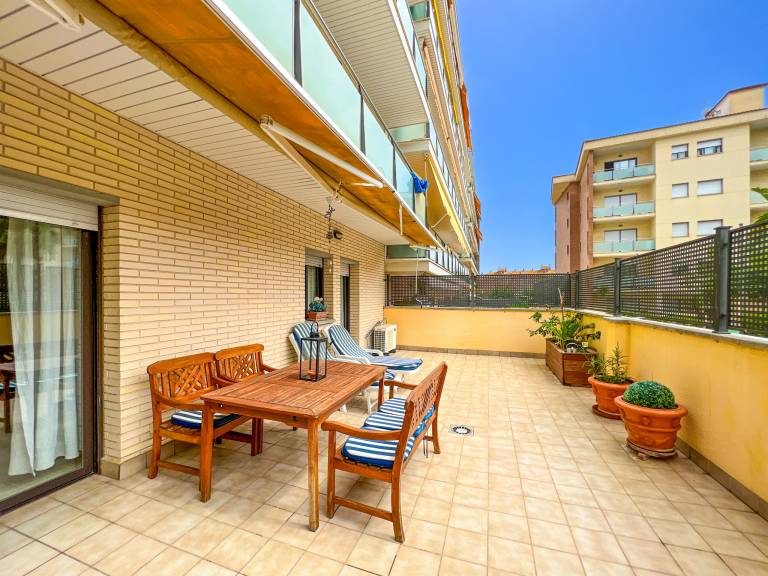 Apartment with pool, garden & patio — photo 2