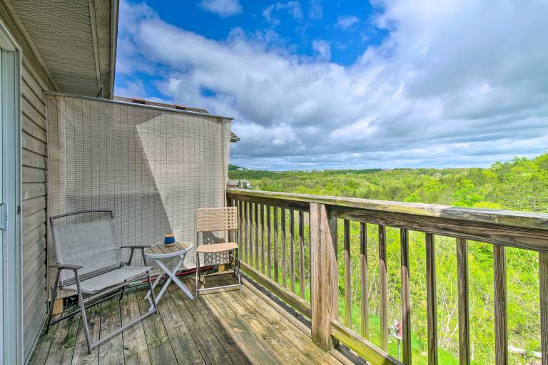Cozy Branson Retreat w/ Balcony, 2 Mi to 76 Strip — photo 3