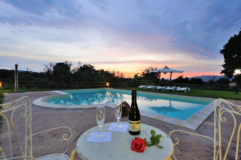Farmhouse 'Casale Storico Xvii Sec - Tulipano' with Mountain View and Shared Pool in Spoleto