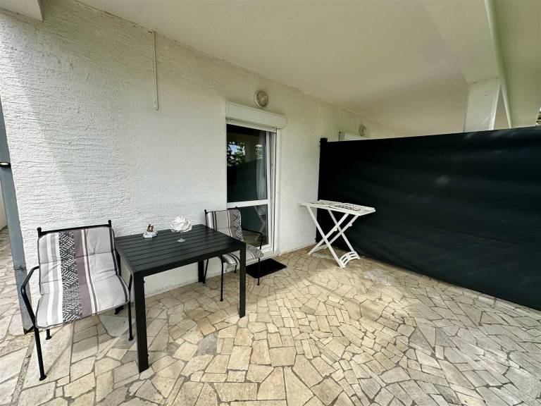 Rental apartment with patio — photo 3