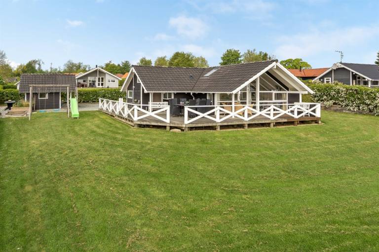 Family-oriented vacation home with garden, sauna & jacuzzi | Sea view | Dogs allowed — photo 2