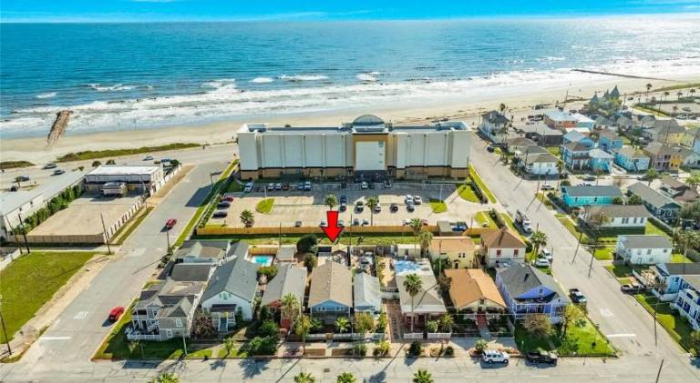 House with barbecue | Beach nearby | Dogs allowed in Galveston, TX