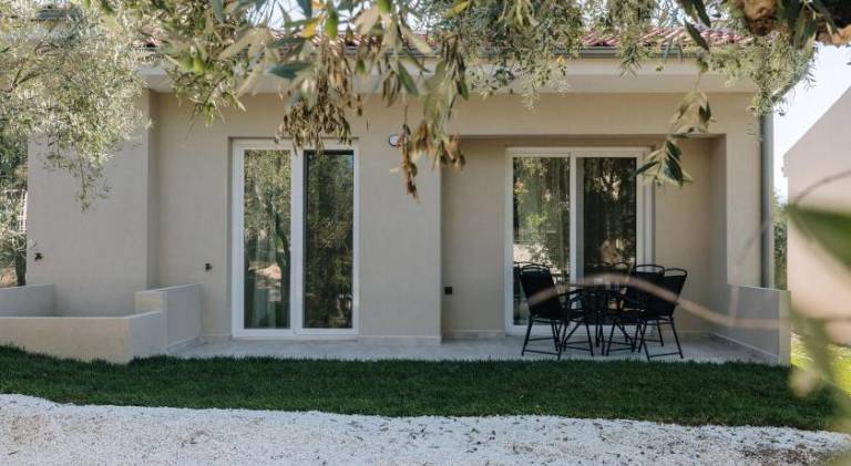 Apartment with yard & patio | Beach nearby | Dogs allowed — photo 5