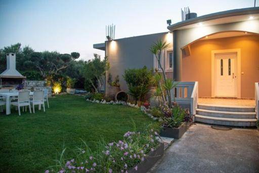 Villa with barbecue, terrace & garden — photo 5
