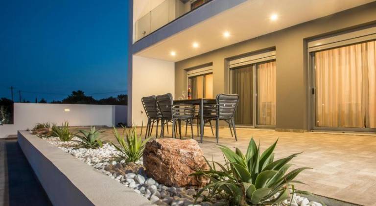 Villa with yard, grill & private pool — photo 5