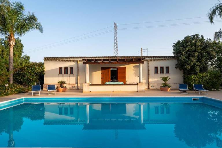 Family-oriented villa with patio, grill & private pool | Garden view | Pets are welcome — photo 3