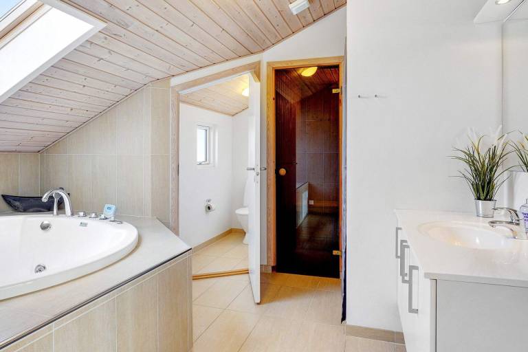Fully equipped big house with sauna, jacuzzi & terrace | Next to the beach | Pets allowed — photo 4
