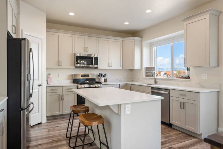 Fully equipped nice house with barbecue, pool & hot tub | Pets are welcome in Washington, UT