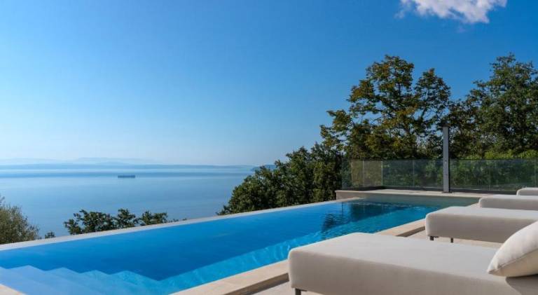 Holiday apartment with pool, patio & garden in Opatija