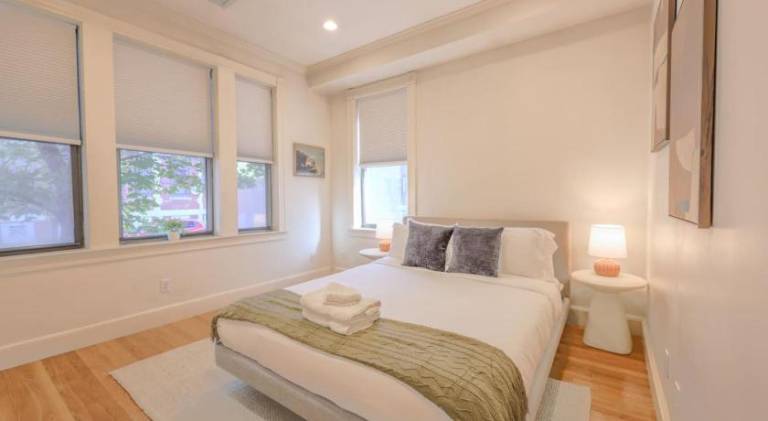 Simple 2 Bed 2 bath Close to Fenway — photo 2