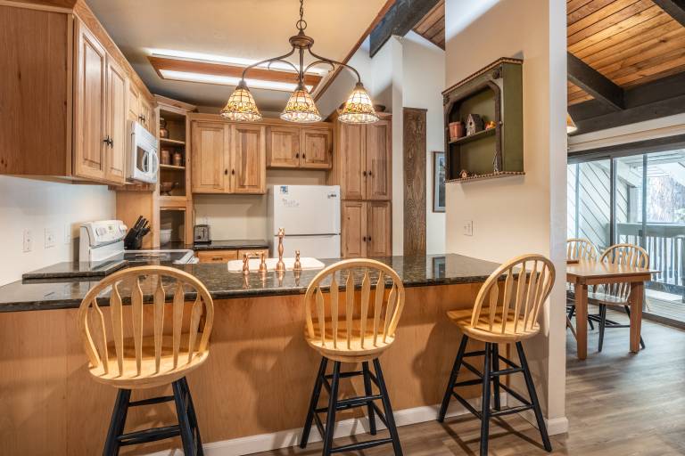 Child-friendly condo with sauna, barbeque & jacuzzi | Lake view | Dogs allowed — photo 5