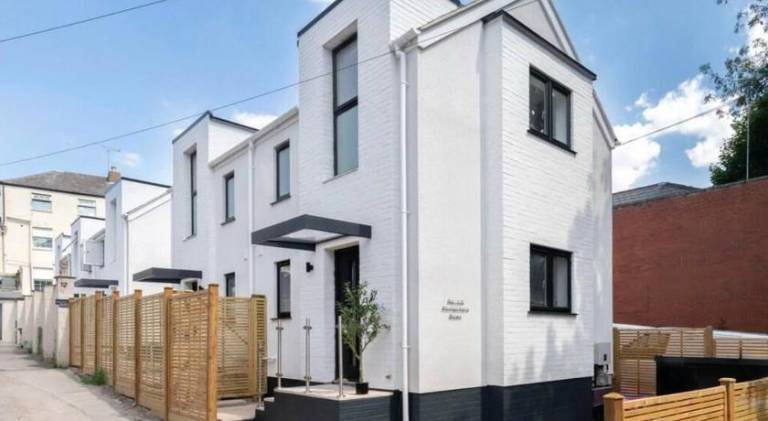 Vacation home with 2 rooms for 4 persons in Cheltenham