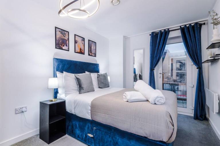 Holiday apartment with patio | Close to Museum of Science and Industry — photo 2