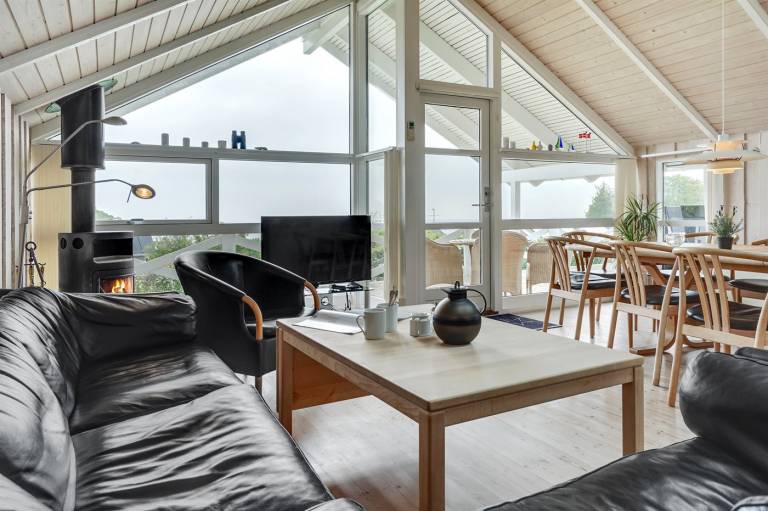 Family-oriented vacation home with garden, sauna & jacuzzi | Sea view | Dogs allowed — photo 3