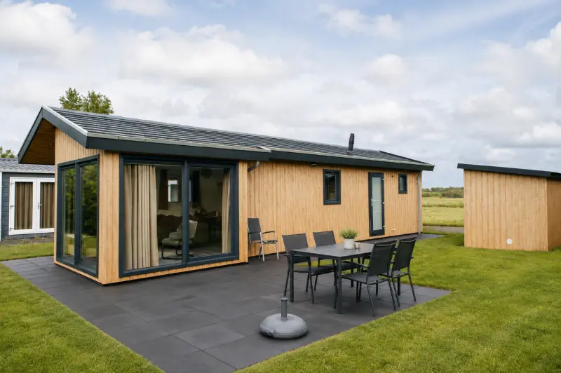 Freistehendes Chalet für 4 Personen am Wasser mit komfortabler Einrichtung und einer schönen Terrasse.