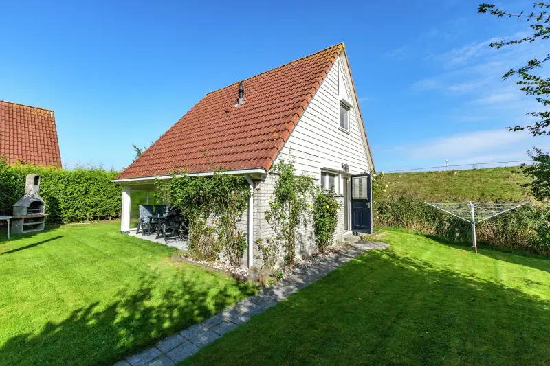 Ferienhaus mit Terrasse, Grill und Garten