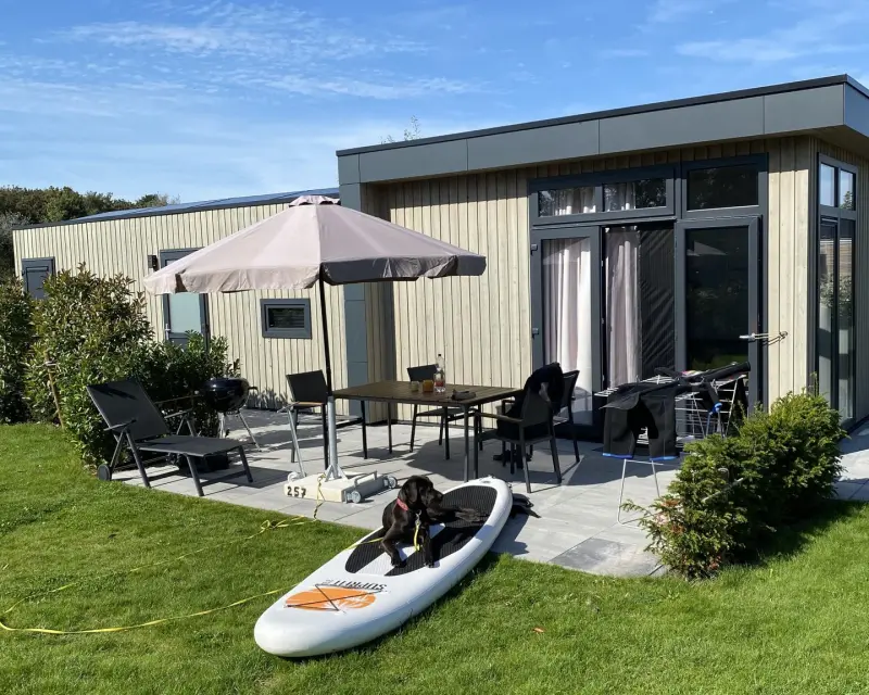 EuroParcs Enkhuizer Strand Enkhuizer Strandchalet mit Zaun Nr. 257