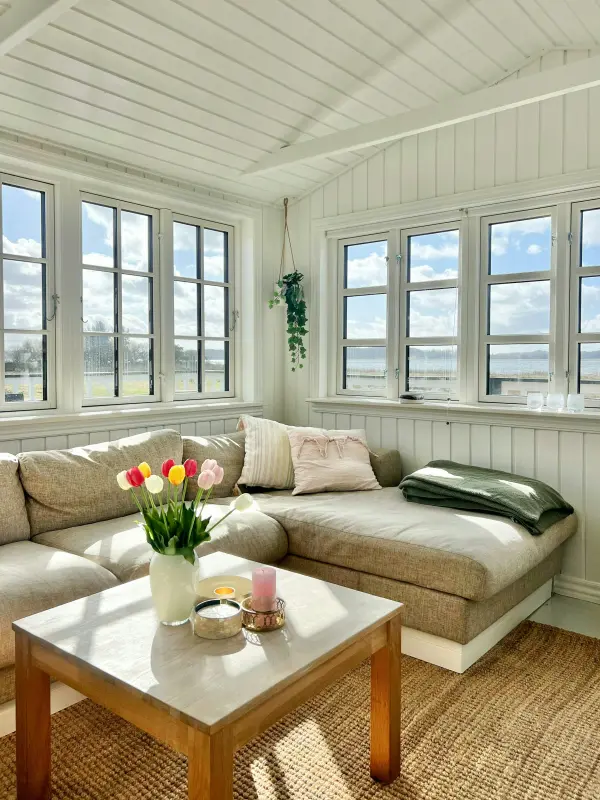 Træsommerhus med frit udsyn til Sebbersund fjord