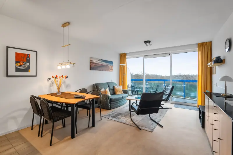Helle und gemütliche Ferienwohnung für 2 Personen im 3. Stock, mit Balkon und freiem Ausblick. Nur wenige Gehminuten vom Strand und Zentrum Callantsoogs. Ideal für einen entspannten Urlaub an der Küste.