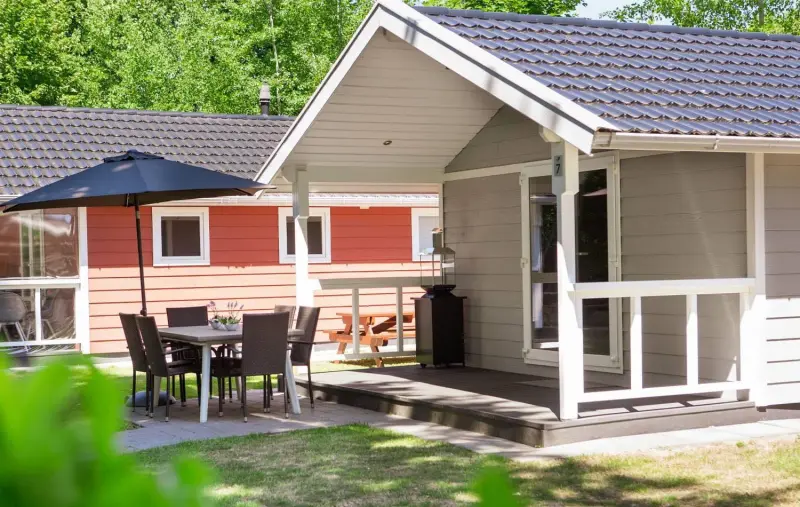 Ferienhaus mit Pool, Terrasse und Garten