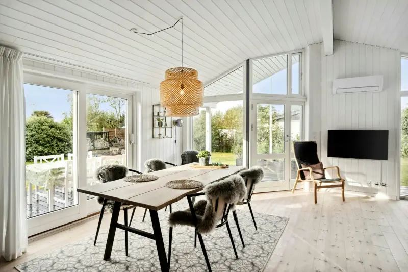 Rødt hus ved Fyns kyst venter på hygge