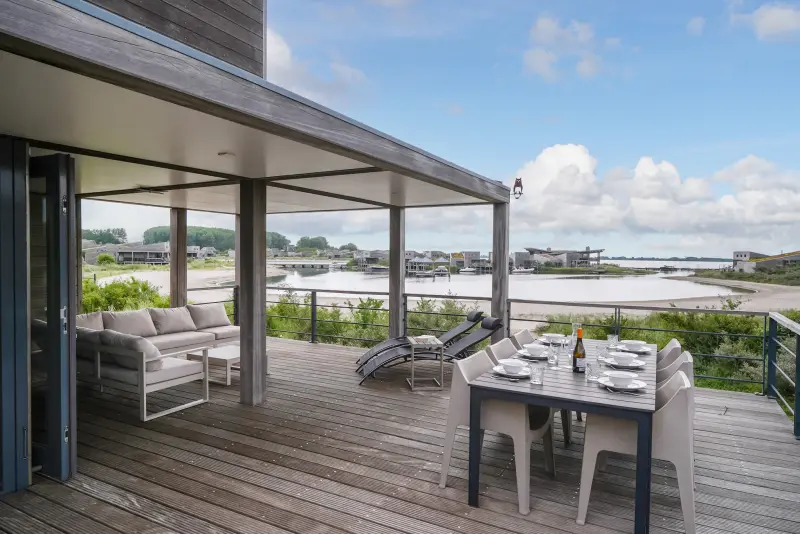 Voll ausgestattetes großzügiges Ferienhaus mit Terrasse | Neben dem Strand | Haustiere sind willkommen
