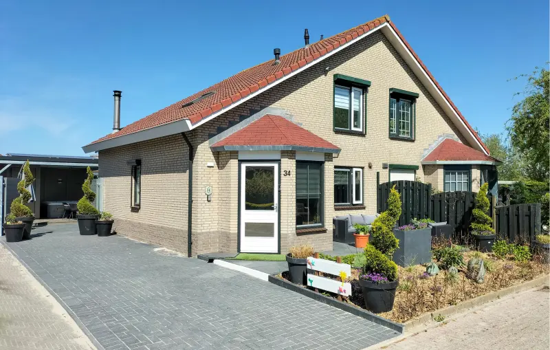 Ferienhaus mit Whirlpool, Terrasse und Pool