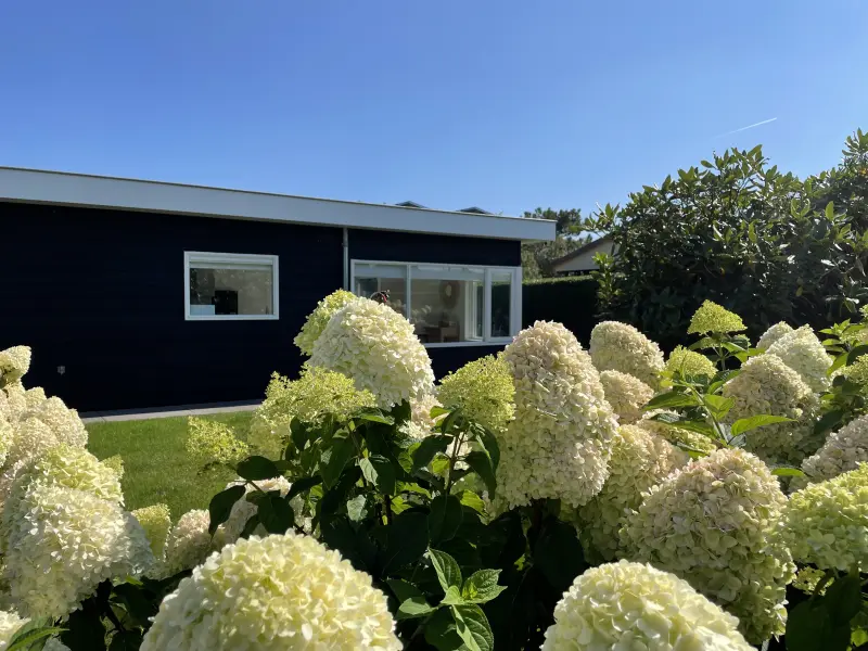 Bungalow mit Grill, Terrasse und Garten