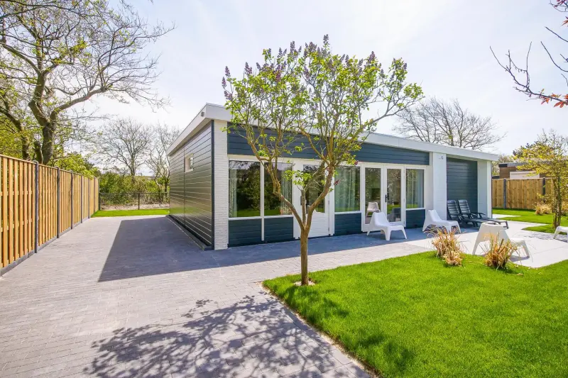 Ferienhaus de Zeevonk in Julianadorp aan Zee: Komplett renoviert mit luxuriöser Küche, drei Schlafzimmern mit eigenem Bad und einem geschlossenen Garten. Nur wenige Gehminuten von Strand und Meer entfernt. Perfekt für einen erholsamen Urlaub.