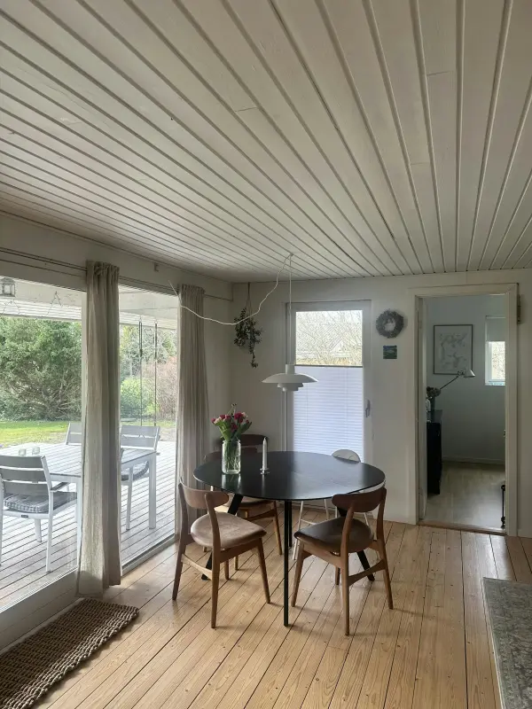 Sommerhus nær Ajstrup Strand med en hyggelig have