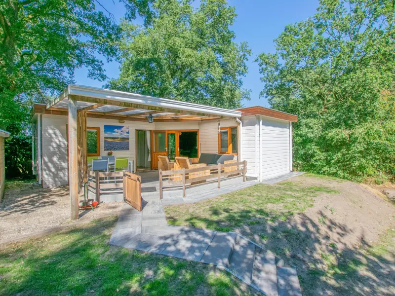 Chalet im Wald mit Veranda und Sauna