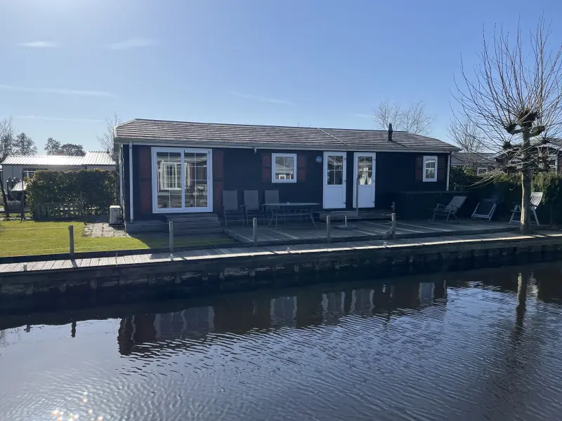 Genieße einen herrlichen Urlaub in diesem geräumigen Chalet in Toplage am Bovenwijde. Mit drei komfortablen Schlafzimmern, einer großzügigen Hartholzterrasse und allen Annehmlichkeiten, die du für eine unbeschwerte Zeit in Giethoorn brauchst.