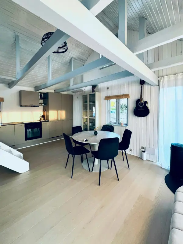Moderne sommerhus ved Enebærodde med havudsigt
