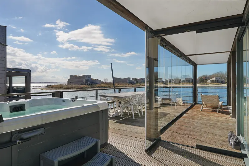Die Terrassen einer 4-Personen-Villa Super VIP liegen direkt am Wasser und verfügen über einen eigenen Badesteg und Jacuzzi.