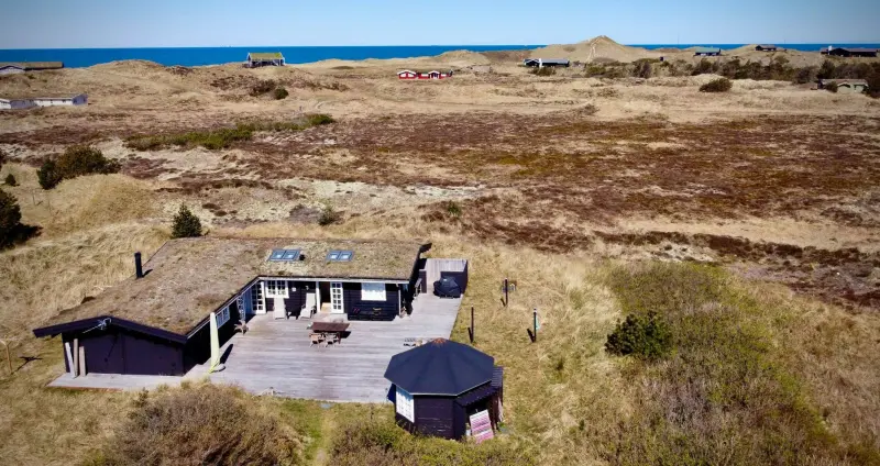 Traditionelt bjælkehus blandt klitterne