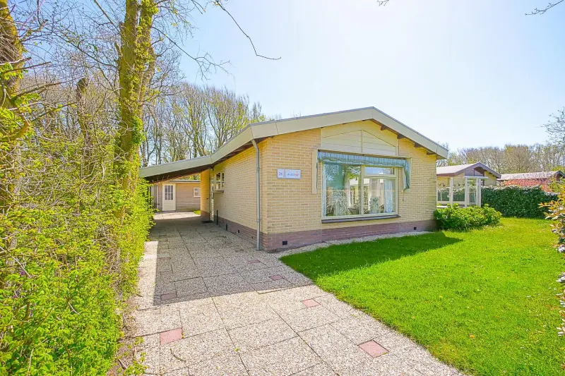 Ferienhaus de Zeebries: 400 Meter vom Strand in Julianadorp aan Zee. Helles Wohnzimmer, offene Küche, überdachte Terrasse, eingezäunter Garten, zwei Schlafzimmer und modernes Badezimmer. In der Nähe von Strandpavillons und Parkanlagen.