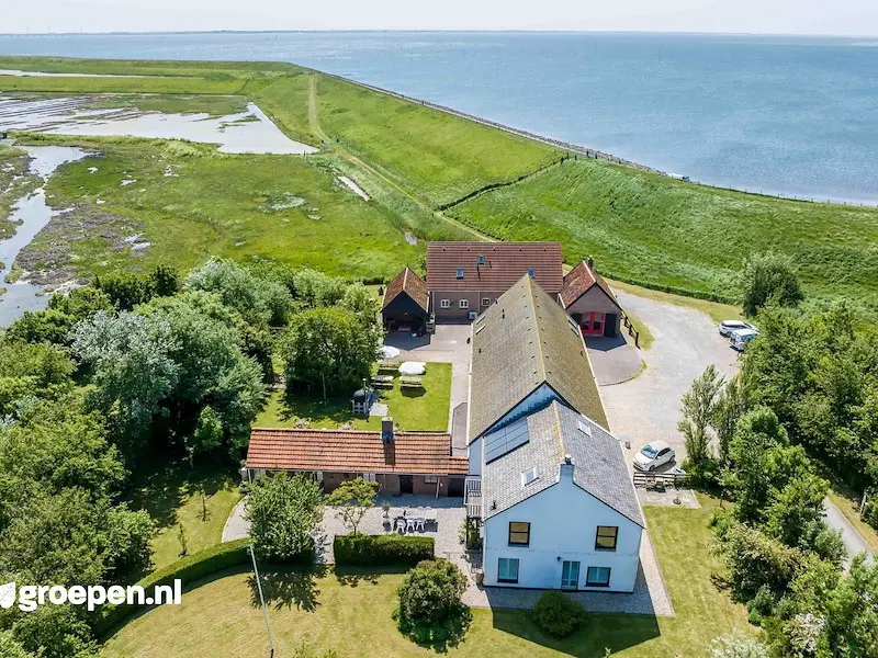 Ferienhaus mit Terrasse, Pool und Grill