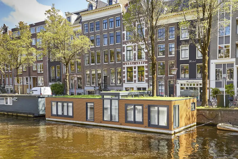 Boat | Close to Bloemenmarkt | City view