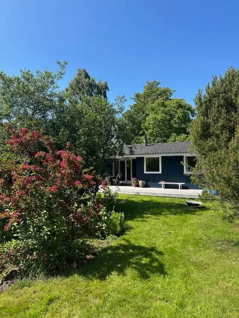 Sommerhus nær Ajstrup Strand med en hyggelig have