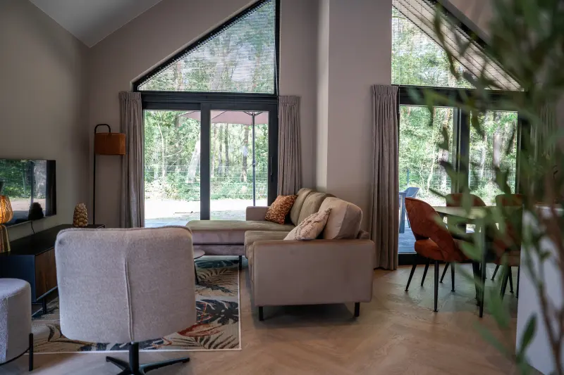 Eine luxuriose Eco-Villa fur sechs Personen mit traumhaftem Wasserblick, modernem Interieur und einer eigenen Terrasse direkt am Wasser. Stil, Raum und echte Erholung in einer freistehenden Villa mit allem Komfort.