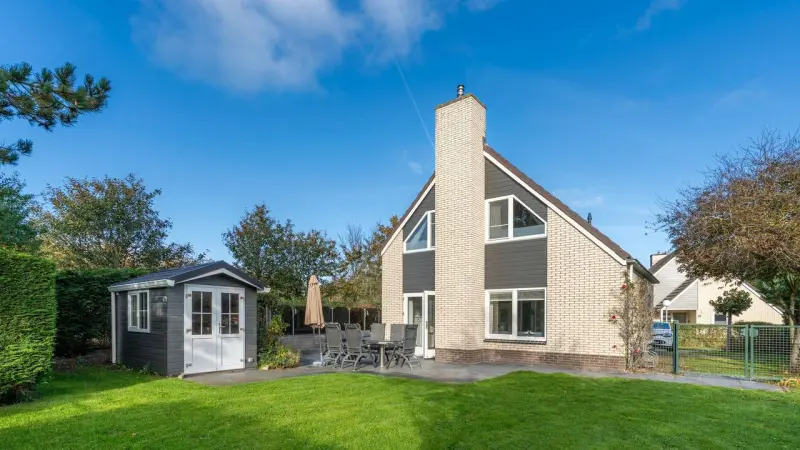 Ferienhaus mit Terrasse, Whirlpool und Garten