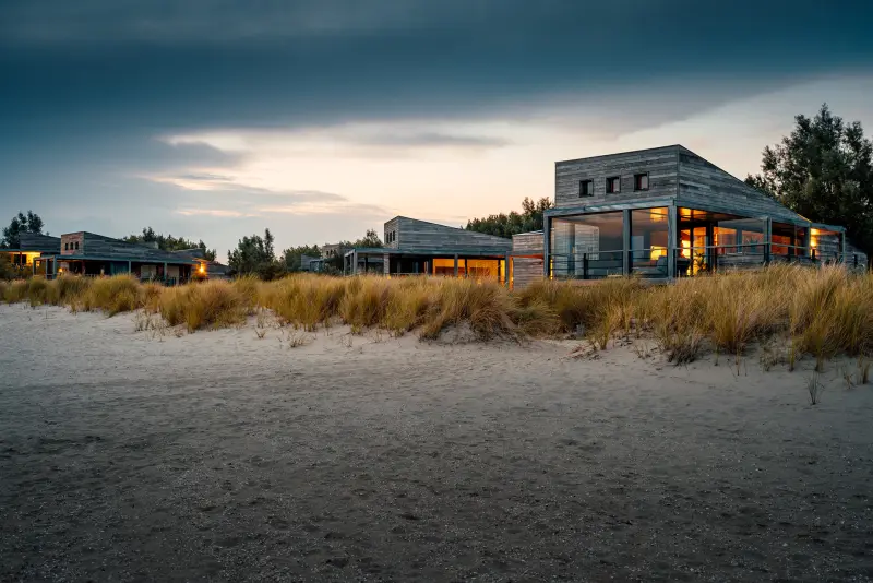 Die 4-Personen-Villa Super VIP verfügt über eine luxuriöse und komfortabel eingerichtete Innenausstattung mit direkter Lage am Wasser und verschiedenen Terrassen mit freiem Blick über das Wasser.