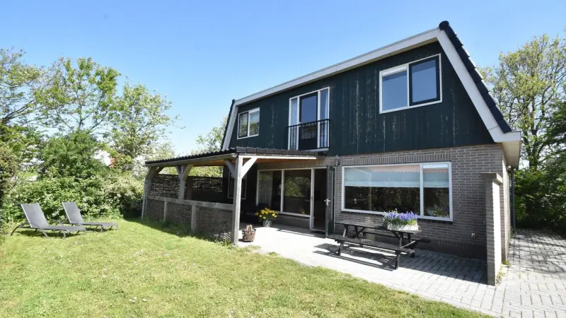 Voll ausgestattetes geräumiges Ferienhaus mit Sauna, Terrasse und Garten | Meerblick | Haustierfreundlich