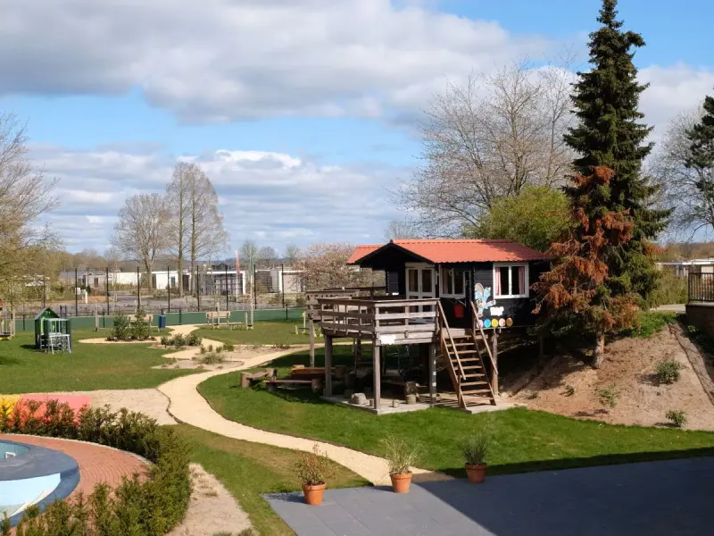 EuroParcs Marina Strandbad Chalet IJssel Lodge mit Zaun Haus Nr. 34