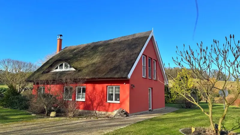 Ferienhaus mit Sauna, Terrasse und Pool | Gartenblick