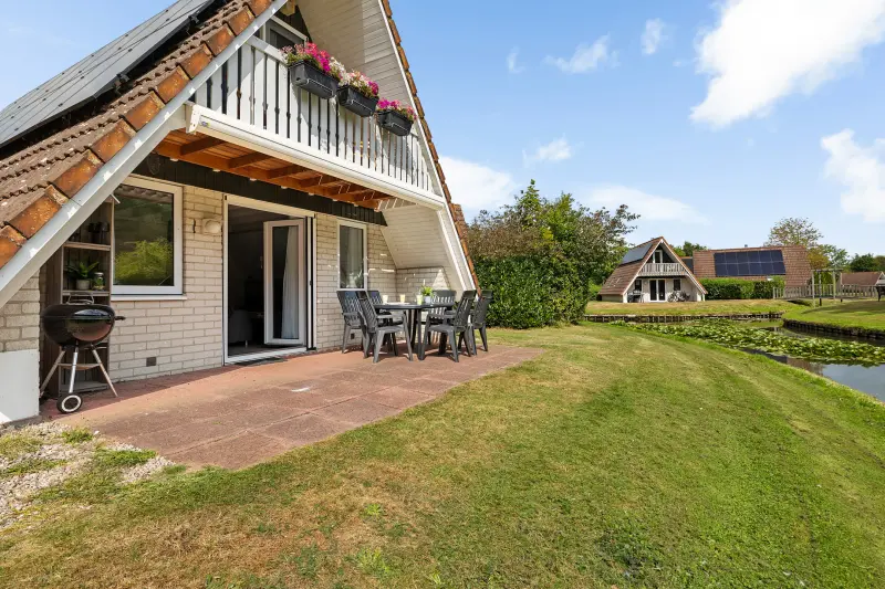 Bungalow mit beheiztem Pool, Terrasse und Garten | Gartenblick