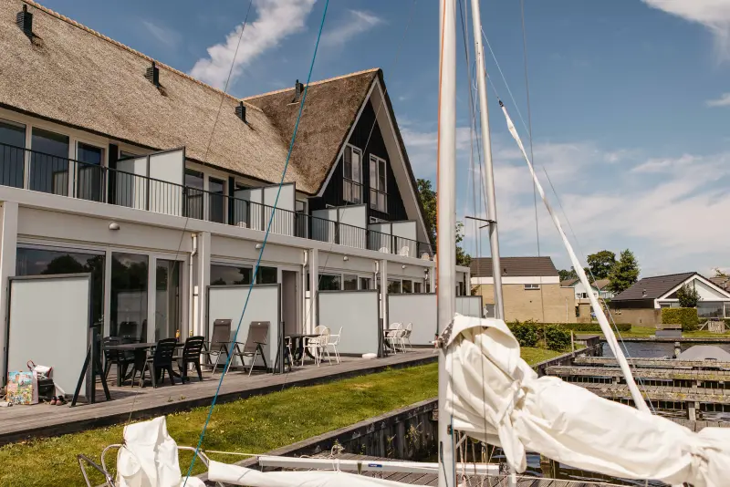 Reetgedecktes Herrenhaus in Heeg mit eigenem Bootssteg, Dachterrasse und Panoramablick über das Heegermeer