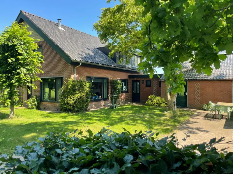 Ferienhaus mit Terrasse, Whirlpool und Garten